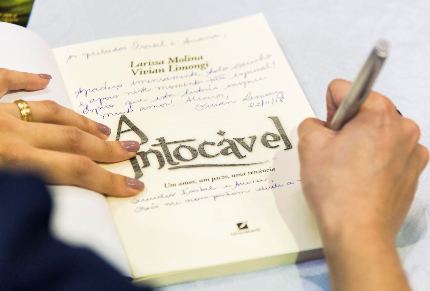 Autógrafo: 6 frases para usar no seu livro e outras dicas – Larissa Molina